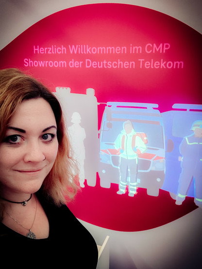 Selfie vor einer Wand mit dem Schriftzug willkommen im
Cmp showroom der Deutschen Telekom 
