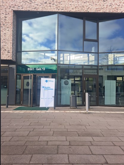 Gläsernen Eingangsbereich von der beruflichen Hochschule Hamburg 