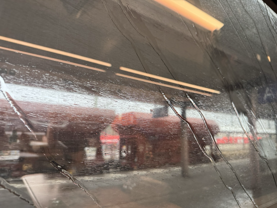 Blick aus dem ice auf verregnete Scheibe 