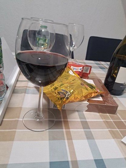 Weinglas halb befüllt steht auf einem Tisch 