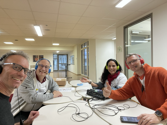 CLCfour mit Headsets auf dem Kopfe beim gemeinsamen Podcasten